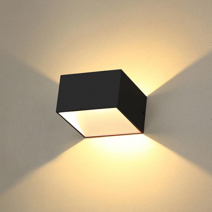 Le mur pur moderne d'alliage d'aluminium de couleur allume d'intérieur